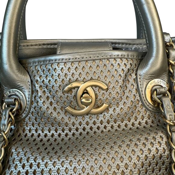 Chanel Gold Perforated Bag Up In The Air Tote Metallic Shoulder CC Vintage Rare - Picture 7 of 16